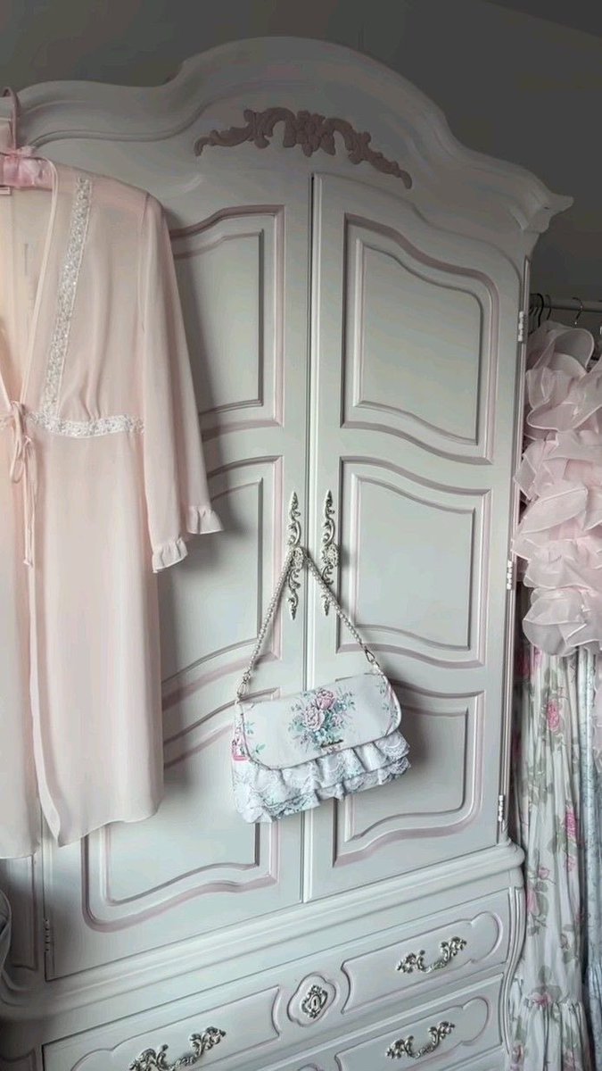 build your dream closet

🎀🦢🪷

an interactive thread