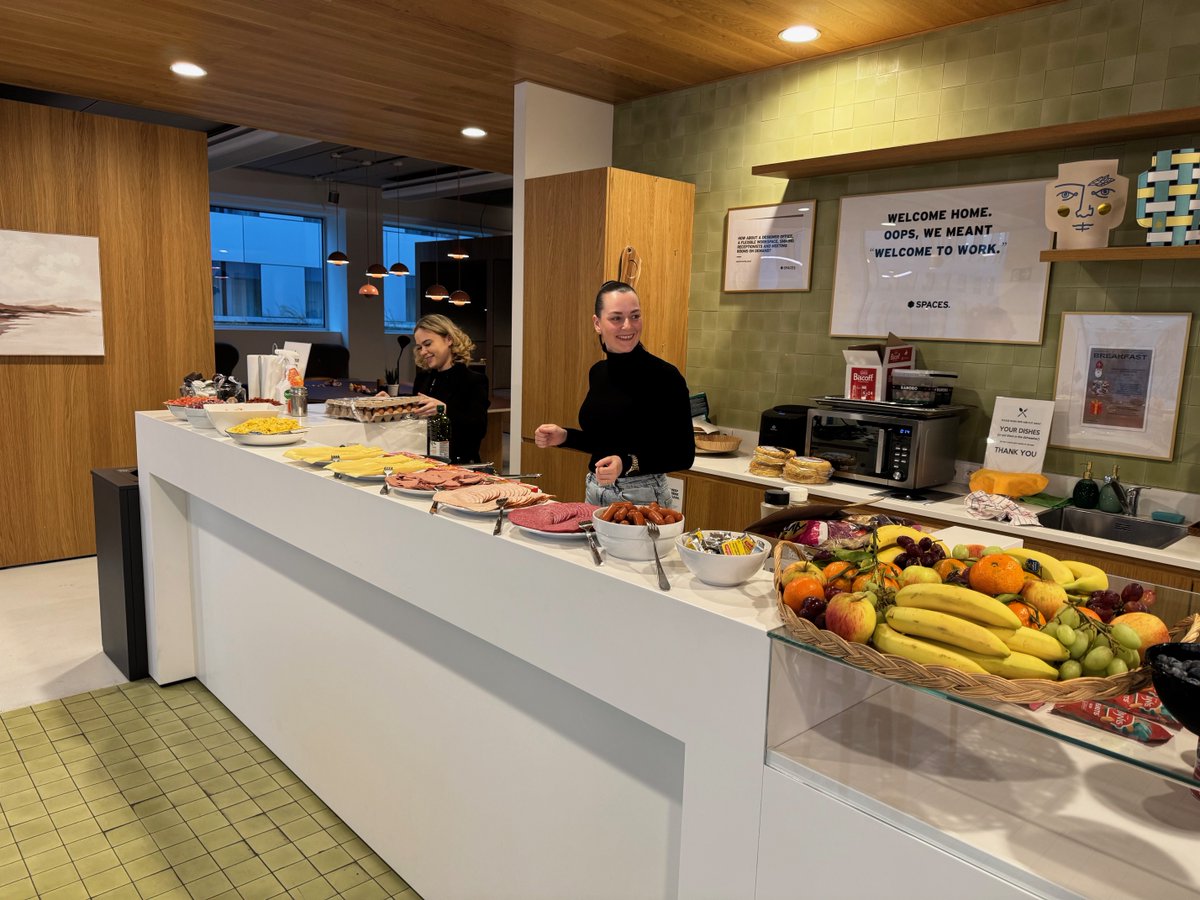 Evelyn en Mäyté van Spaces hebben ons weer verwend! ✨
Met een heerlijk Sint-ontbijt vol lekkernijen en gezelligheid hebben ze ons opnieuw in de watten gelegd. Dank jullie wel! 🥐❤️
#Sintontbijt #Spaces  #ITfromBoardtoFloor