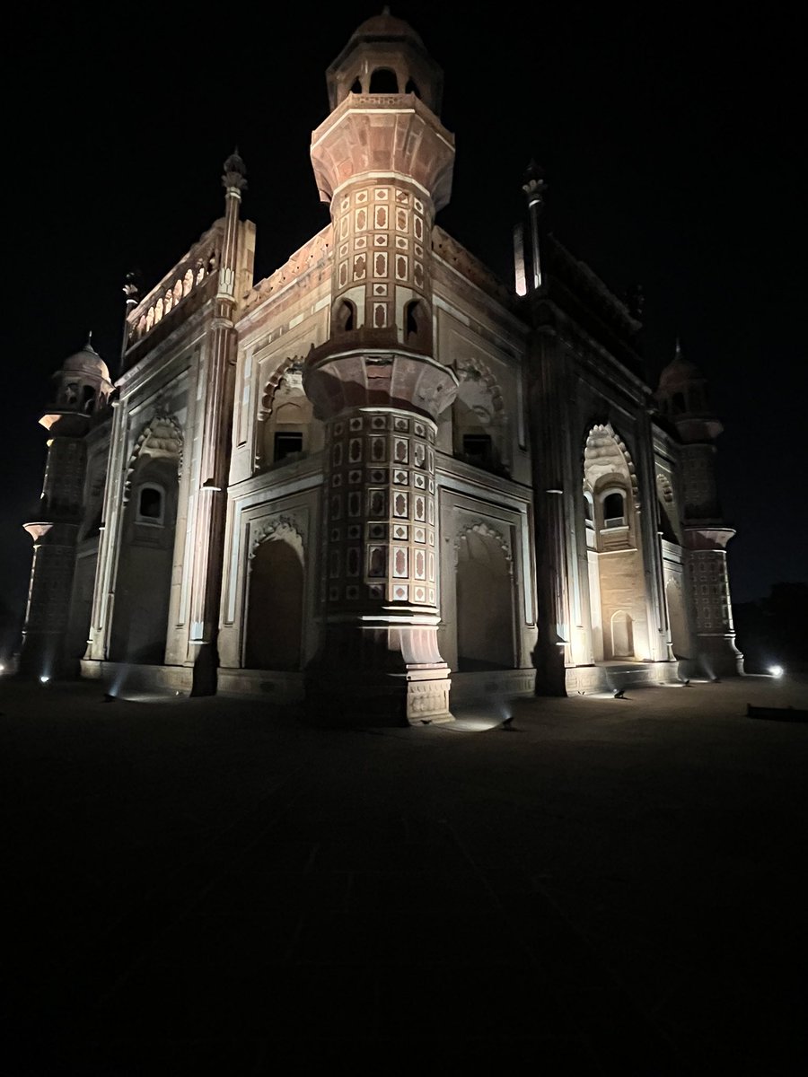xahid77's tweet photo. When the wandering spirit in u is enamoured by a royal sepulchre at a hauntingly odd hour with solitude as ur companion, the rendezvous brings forth an interplay of light, darkness and all that is between the two. Freezing the conversation in frames of light, longing and love. https://t.co/6Qptt4ITDe