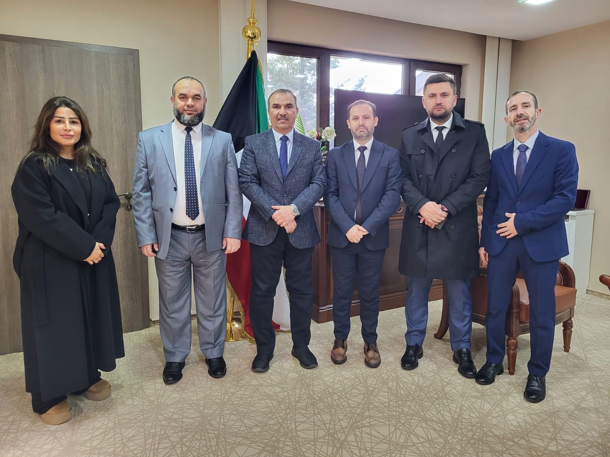 استقبل سعادة السفير/ غازي حامد الفضلي في مقر السفارة   يوم الجمعة الموافق ٦ ديسمبر ٢٠٢٤ وفداً من  الاتحاد الإسلامي في جمهورية  مقدونيا الشمالية وقد حضر اللقاء السكرتير الثاني في السفارة السيدة بشرى  الطراح