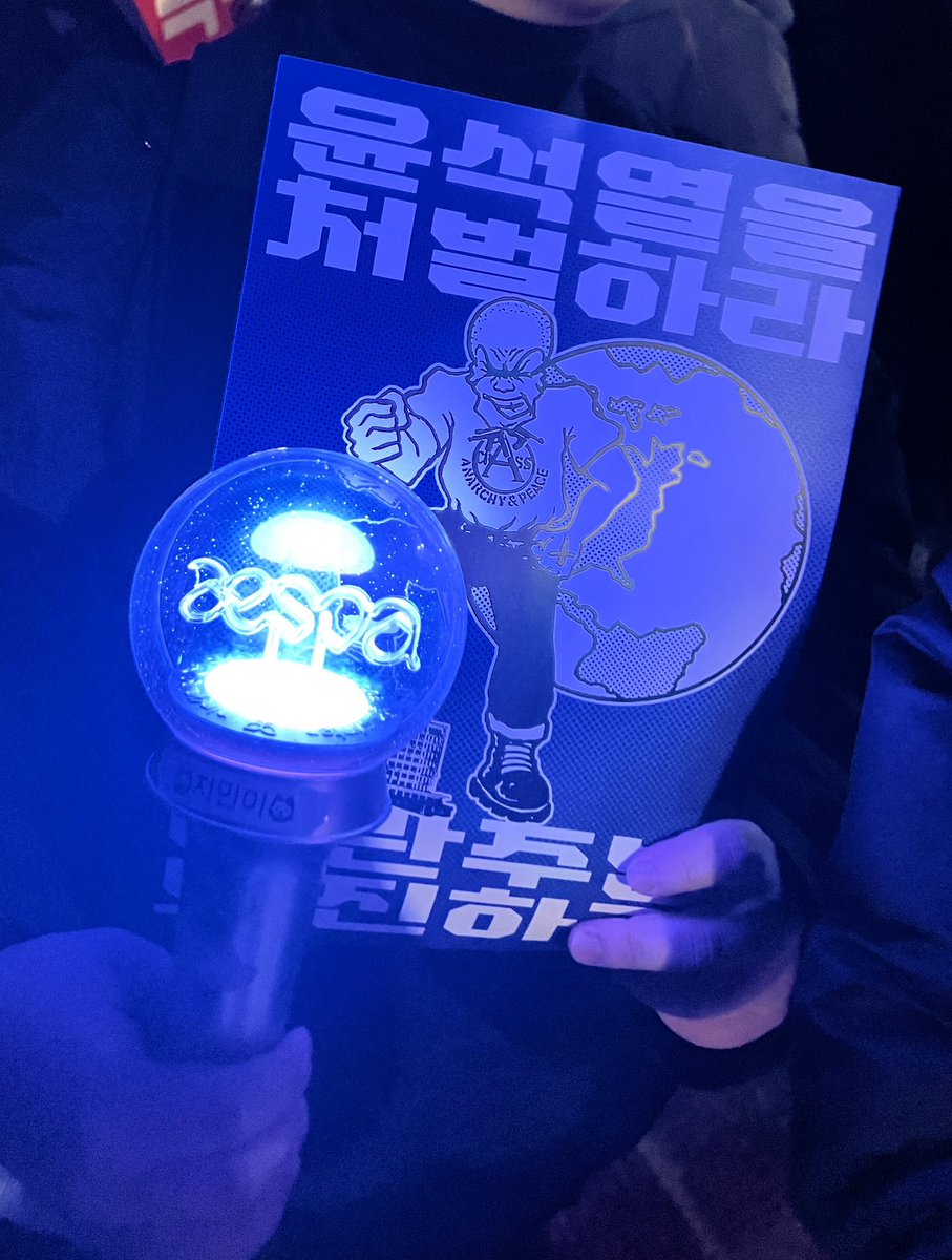 therealjakekwon's tweet photo. Korea’s K-pop fans are out tonight demanding Yoon to step down and they are doing it with light sticks. https://t.co/nxtZg2likf