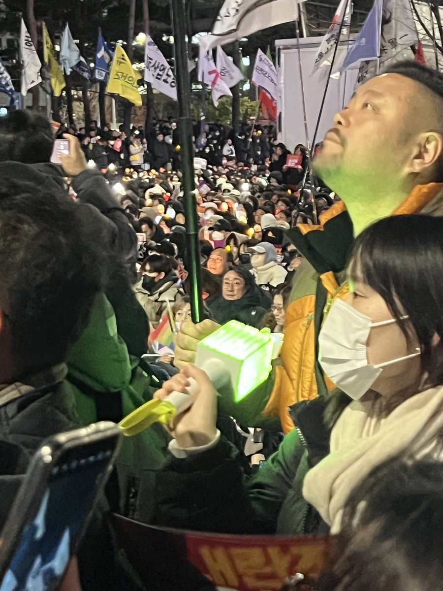 therealjakekwon's tweet photo. Korea’s K-pop fans are out tonight demanding Yoon to step down and they are doing it with light sticks. https://t.co/nxtZg2likf