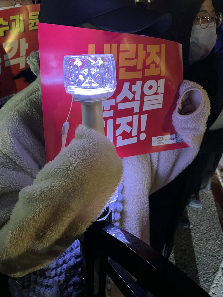 therealjakekwon's tweet photo. Korea’s K-pop fans are out tonight demanding Yoon to step down and they are doing it with light sticks. https://t.co/nxtZg2likf