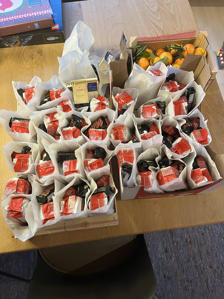 ‘Sinterklaas’ was very happy with the output this year of <a href="/vandijcklab/">@VandijckLab</a> and wants to thank all its members. Thank you <a href="/KU_Leuven/">KU Leuven</a>  and <a href="/FWOVlaanderen/">FWO</a> for the support. <a href="/BiologyKULeuven/">Biology | KU Leuven</a> <a href="/kuleuven_fwet/">Fac Wetenschappen</a>