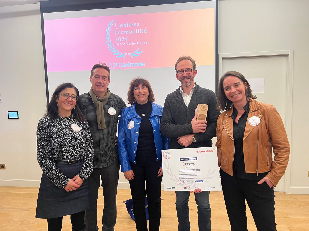 CarsatMP's tweet photo. La @CarsatMP était présente hier à la remise des 𝑻𝒓𝒐𝒑𝒉𝒆́𝒆𝒔 𝑬𝒄𝒐𝒎𝒐𝒃𝒊𝒍𝒊𝒕𝒆́ 🏆2024 de @TisseoSMTC et a remis le prix "coup de pouce" à l’entreprise #PROCIVIS pour son engagement dans le développement des mobilités douces et son Plan de Mobilité Employeur. 👏 https://t.co/Dd3a9UT42s
