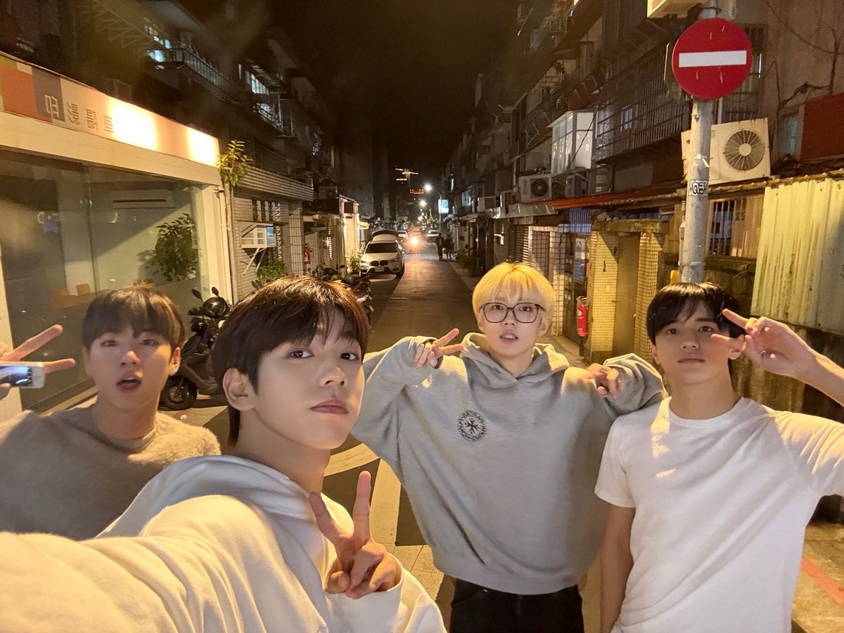 MEMBERS_8TURN's tweet photo. 훠거즈
룸메였즈
등 등 …
🗿👾🌻🍀

#8TURN #에잇턴 #エイトターン 
#재윤 #JAEYUN #ジェユン
#민호 #MINHO #ミノ
#윤성 #YOONSUNG #ユンソン
#해민 #HAEMIN #ヘミン https://t.co/36dmFQrUwI
