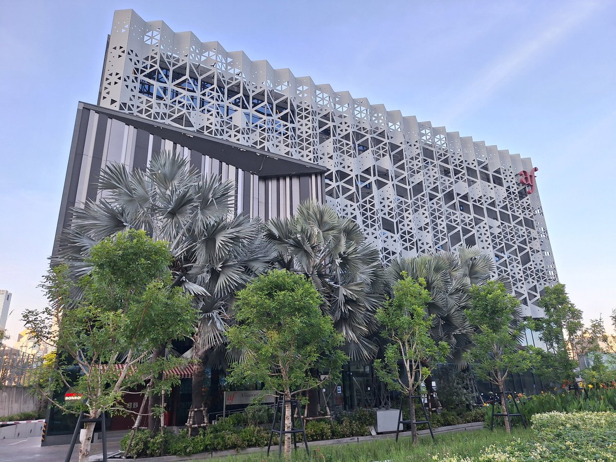 marcleflour's tweet photo. Magnifique bâtiment que celui de l'#alliancefrançaisebangkok.
Tous les services disponibles pour maîtriser le français.
Et, tout à côté, le non moins superbe et tout récent mégaprojet du #onebangkok.
#gofrance #gofrench #learnfrench #alliancefrancaise https://t.co/HaKVMmSPLu