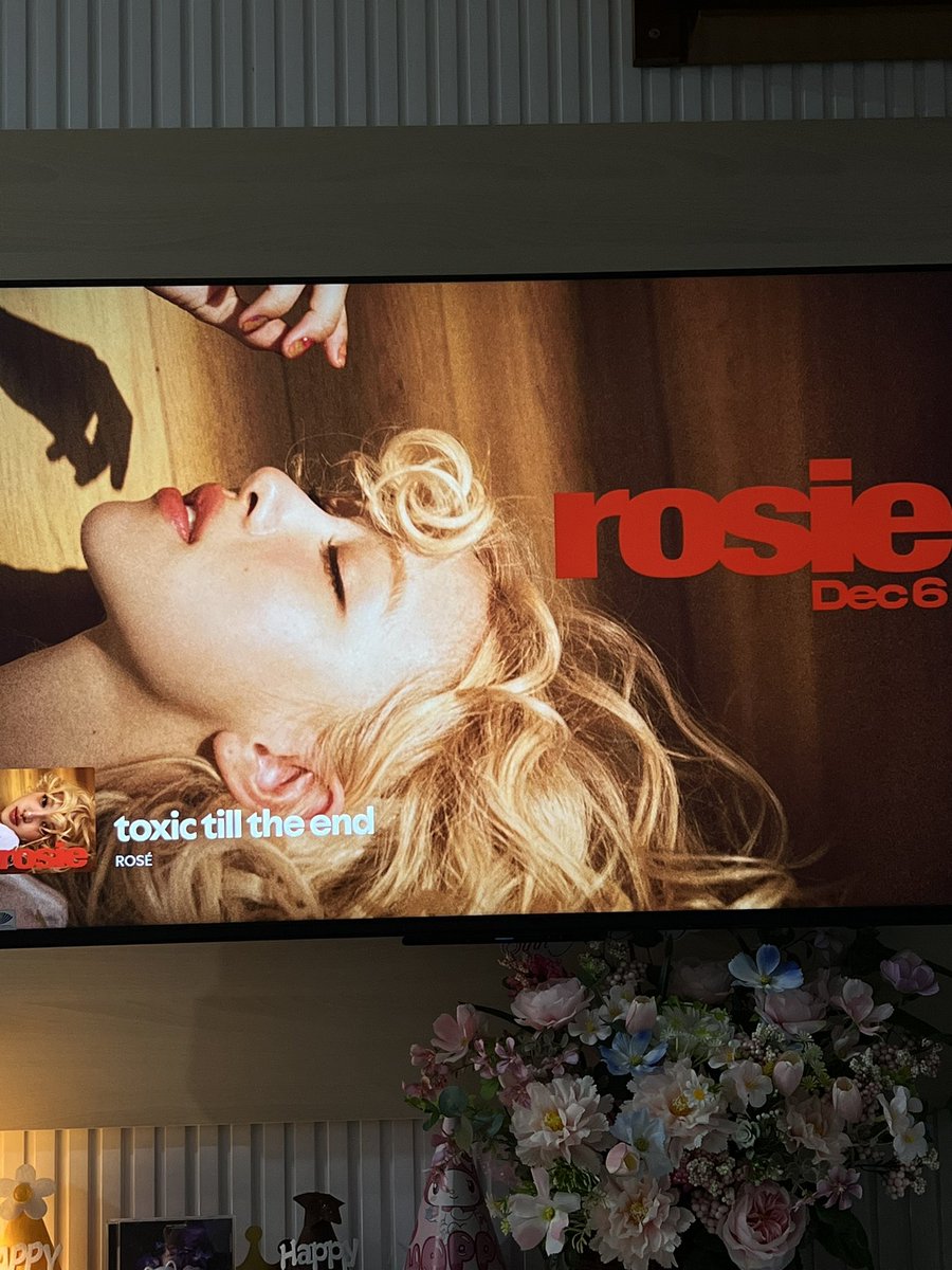 NhiiYuYu's tweet photo. ROSIE OUT NOW

#rosiebyROSÉ     
#ROSÉ_rosie             
#rosesarerosie https://t.co/ybqKT0mNPW