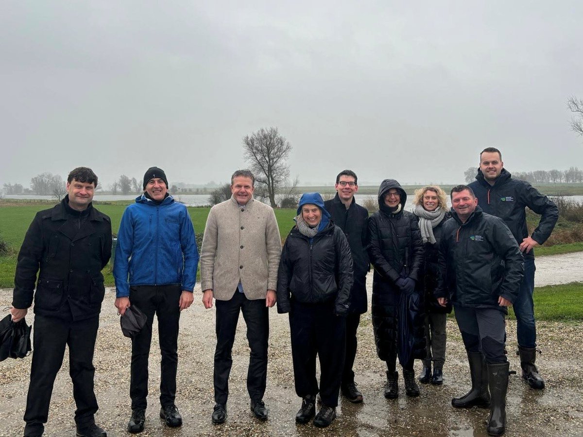 LAN Team in België en Luxemburg (@agrobelgie) on Twitter photo Ook dit jaar weer een bilaterale beleidsuitwisseling mbt landbouw tussen Vlaanderen🇧🇪 en 🇳🇱. Doel is bespreking van actuele dossiers (oa GLB2027) én kennisuitbreiding via veldbezoek. Dit jaar te gast bij <a href="/CR_Rivierenland/">Collectief Rivierenland</a> ivm #agrarischnatuurbeheer.Slecht weer,maar goede sfeer 😀! Ook dit jaar weer een bilaterale beleidsuitwisseling mbt landbouw tussen Vlaanderen🇧🇪 en 🇳🇱. Doel is bespreking van actuele dossiers (oa GLB2027) én kennisuitbreiding via veldbezoek. Dit jaar te gast bij <a href="/CR_Rivierenland/">Collectief Rivierenland</a> ivm #agrarischnatuurbeheer.Slecht weer,maar goede sfeer 😀!