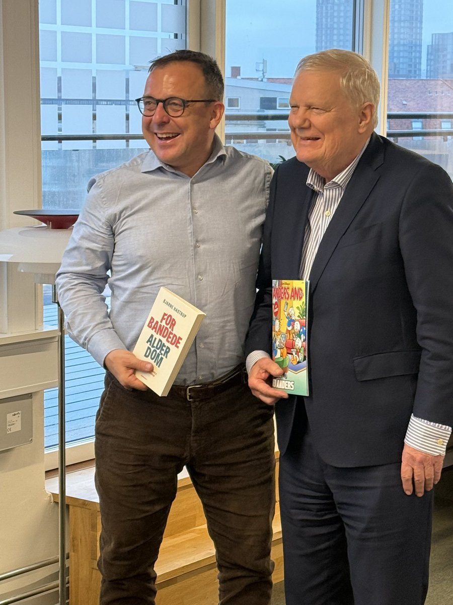 Michael Teit Nielsen (@mtnteit) on Twitter photo To glade herrer - <a href="/BjarneHastrup/">Bjarne Hastrup</a> med det pædagogiske Anders And-blad om digital svindel, som <a href="/aeldresagen/">Ældre Sagen</a> #frivillige vil uddele mhp bedsteforælder-barnebarn-dialog <a href="/egmontmedia/">Egmontmedia</a>; <a href="/jakobwiller/">Jakob Willer</a> med debatbog af BjHastrup om bl a #alderisme #digitalisering To glade herrer - <a href="/BjarneHastrup/">Bjarne Hastrup</a> med det pædagogiske Anders And-blad om digital svindel, som <a href="/aeldresagen/">Ældre Sagen</a> #frivillige vil uddele mhp bedsteforælder-barnebarn-dialog <a href="/egmontmedia/">Egmontmedia</a>; <a href="/jakobwiller/">Jakob Willer</a> med debatbog af BjHastrup om bl a #alderisme #digitalisering