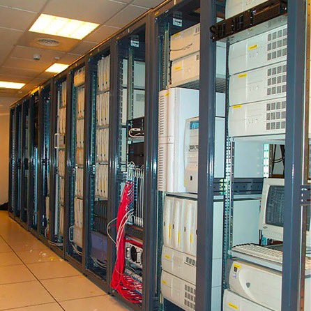 OVHcloud_FR's tweet photo. #OVHcloudAvent 2001 : OVHcloud ouvre son premier datacenter à Paris. Aujourd'hui nous en comptons 43 à travers le monde. 🌍 https://t.co/e7cqlCk5CR