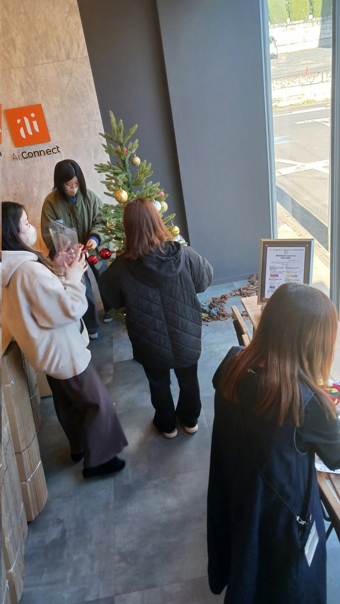 Ai_Connect's tweet photo. こんこね～🦅課長ですっ！

本日はスタッフとクリスマスの飾り付けを行いました🎄

果たしてサンタさんは来るのでしょうか…🎅🏻🎀 https://t.co/EGeQJcSoK7