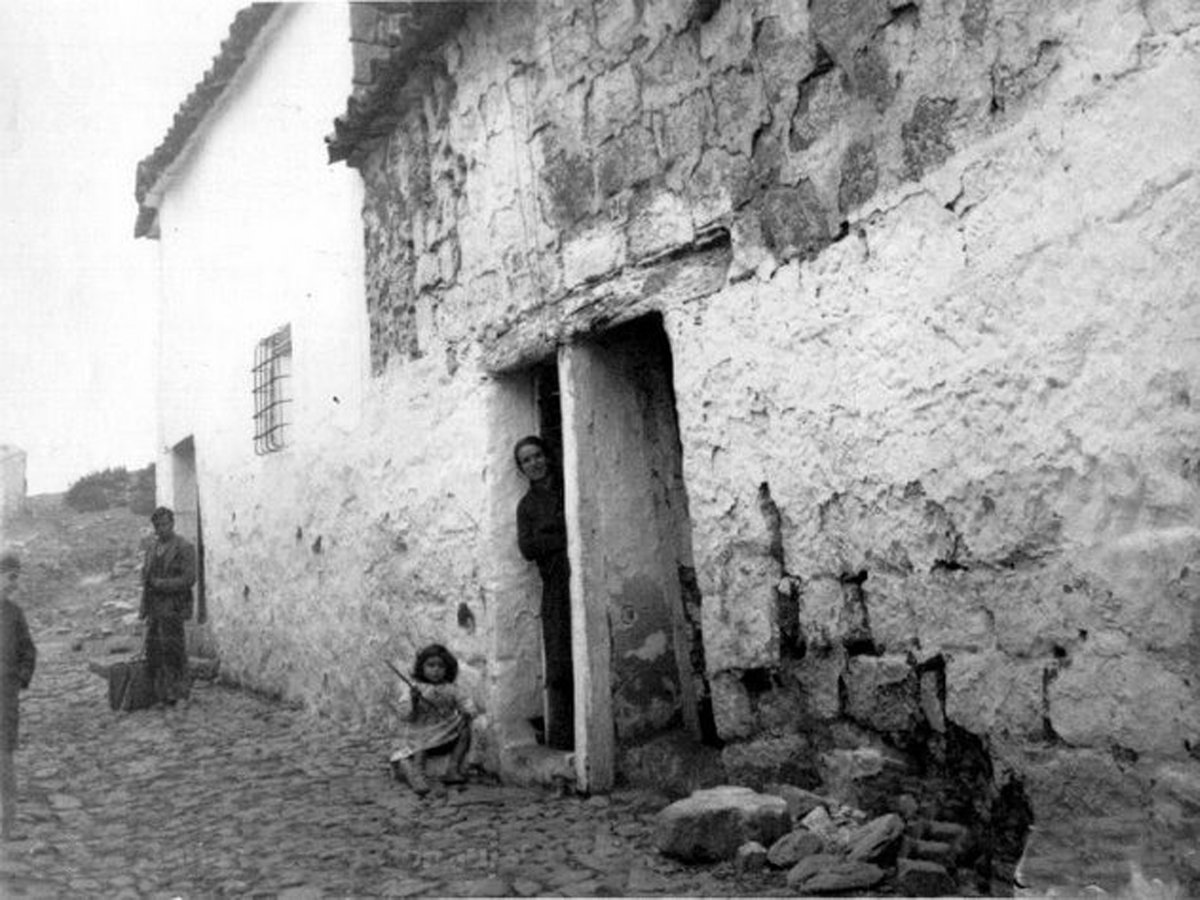 Se publica un nuevo trabajo en la revista digital ARGENTARIA vol. 28 (2024) de la mano de D. José María Cantarero Quesada, titulado "Los apelativos del callejero, evolución histórica. Baños de la Encina (#Jaén)". Se puede leer y descargar

👉argentarialasvillas.blogspot.com/2024/12/evoluc…

#Historia