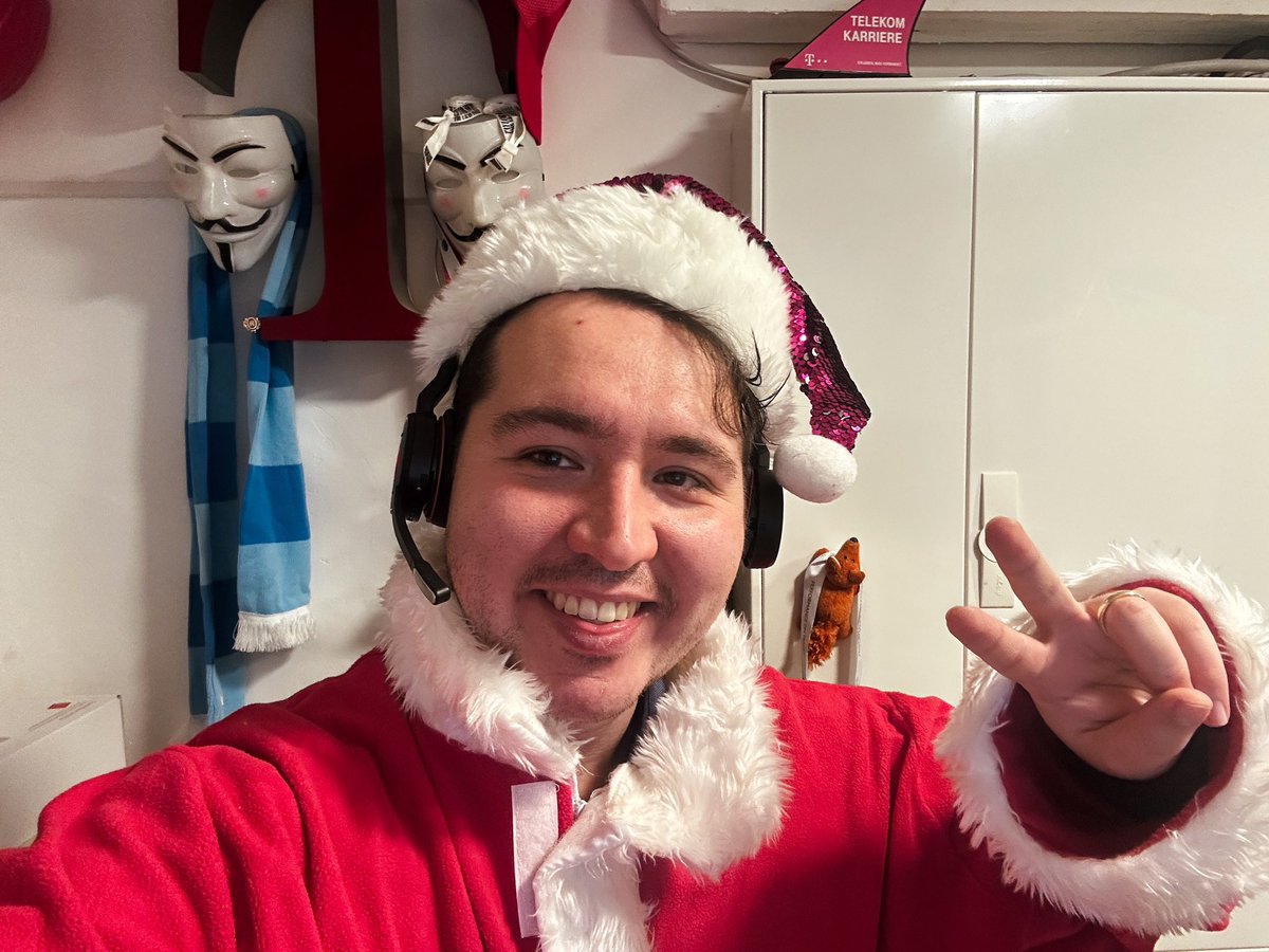 PhillipGoik's tweet image. Allen einen schönen #Nikolaustag ☺️💕🎅🎄
Waren die Schuhe gut gefüllt? 

Viele Grüße aus der Kommandozentrale 🤓✌️
#Telekom #Magenta @deutschetelekom
