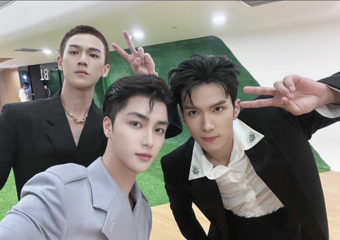 LLTG_XHCL's tweet photo. #GaoHan and #Yuchengen supports Yuan shen's new drama 😻

#LiYunrui
#Lovelikethegalaxy
#星汉灿烂 https://t.co/pn0dIywhc7