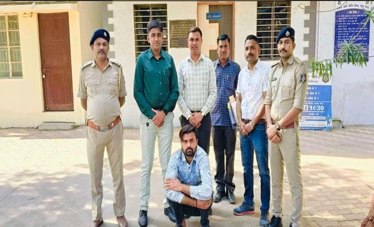 ભરૂચ જીલ્લામાં 14 લાખ ગુમાવનાર તબીબ સાથે હાલમાં બનેલ ડિજિટલ હાઉસ અરેસ્ટ જેવા ગંભીર ગુનાના આરોપીને ગણતરીના દિવસોમાં ધરપકડ કરતી ભરૂચ સાયબર ક્રાઈમ પોલીસ...