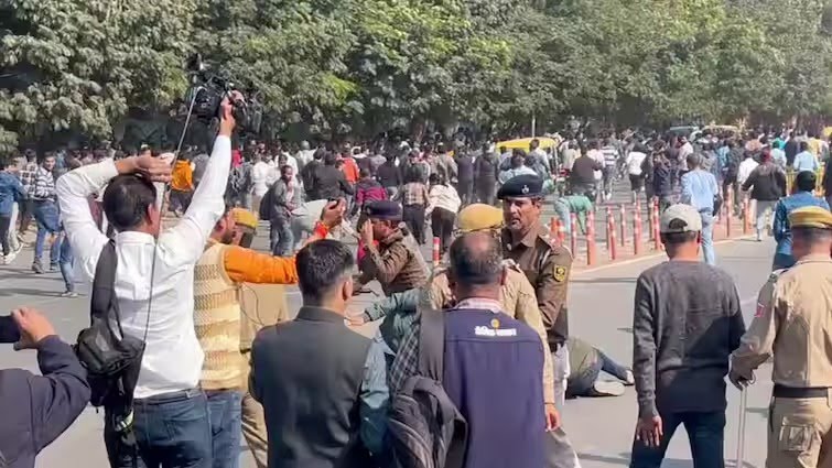 KumarGo65225564's tweet photo. नॉर्मलाइजेशन के खिलाफ BPSC कैंडिडेट का प्रदर्शन, पुलिस का लाठीचार्जः गुरु रहमान
बोले-दोनों खान झुकेगा नहीं; खान सर ने कहा- नोटिफिकेशन जारी करवा कर जाएंगे
#khansir #bpsc_jawab_do #INDvsAUS #BPSC #bpsc70th #nonormalisation https://t.co/SmCbkl7r3d