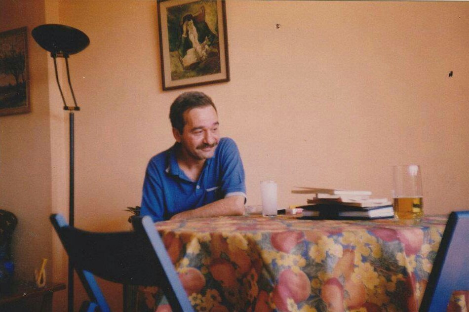 mevzudergisi's tweet photo. "Kapalıydı kapılar, perdeler örtük
Silah sesleri uzakta boğuk boğuk
Bir yüzüm ayrılığa, bir yüzüm hayata dönük
Bugün de ölmedim anne"

Ahmet Erhan, Bugün De Ölmedim Anne https://t.co/U15vFWqDr5