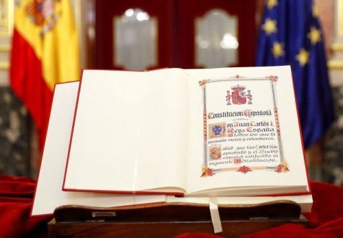 Hoy, Día de la Constitución Española, me quedo con el artículo 14 CE, que consagra la igualdad y prohíbe la discriminación por cualquier causa. Porque la democracia solo es posible construirla sobre la igualdad. Y porque queda mucho por hacer, #FelizDíaDeLaConstitución