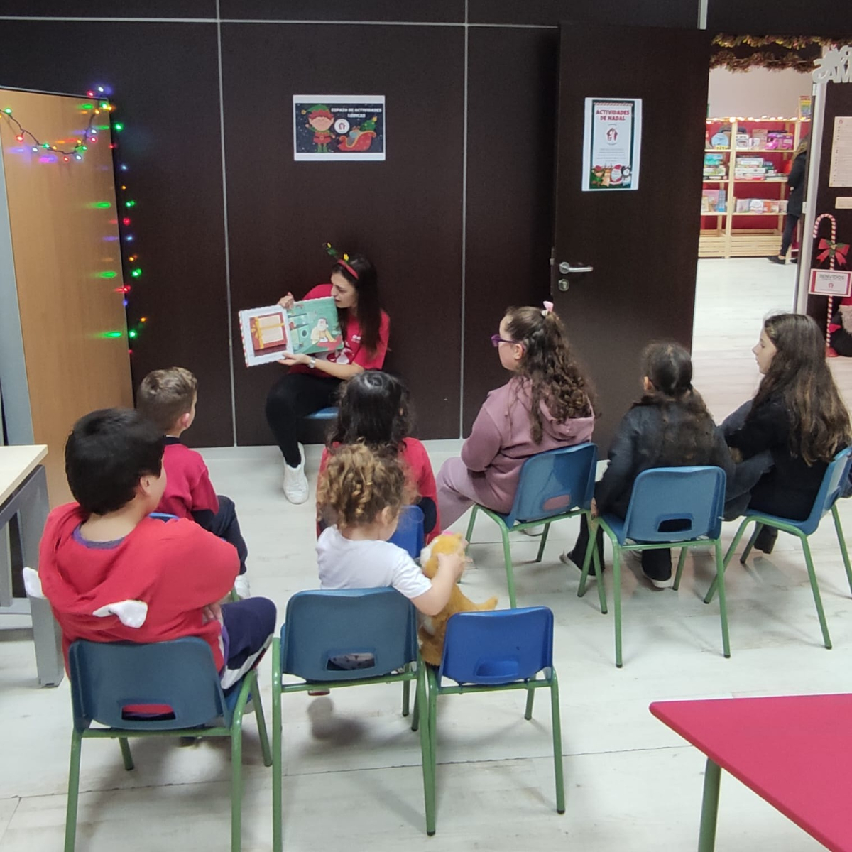 mercadosacoruna's tweet photo. 🤗 Así de ben o pasamos na Casa dos Xoguetes!

🎄 Velaquí fotos das rapazas e rapaces que participaron nos talleres de postais de Nadal e na sesión de contacontos. https://t.co/UVERlmJg6O