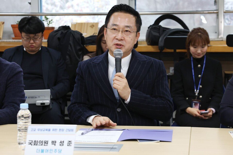 tang__kira's tweet photo. DPR Korea mengumumkan bahwa rapat pemakzulan Presiden Yoon Seokyeol akan dilaksanakan esok hari pukul 5 Sore KST (jam 3 sore WIB) 

Sebelum sesi voting dimulai, rapat pleno akan dilakukan oleh anggota DPR Korea membahas isu ini

https://t.co/EUeTYaI95i https://t.co/hXJNYob1GH