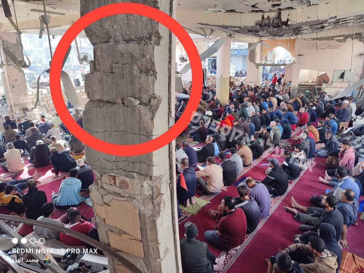 They trust in God!... Friday prayer today at Al-Farouq Mosque in Nuseirat in the central Gaza Strip, despite the fact that the support pillar is fragile.