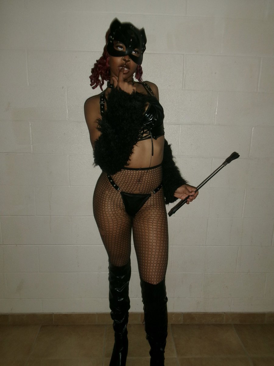 nubianutt's tweet photo. Will never stop posting my Halloween costume https://t.co/30RVN4n7pW
