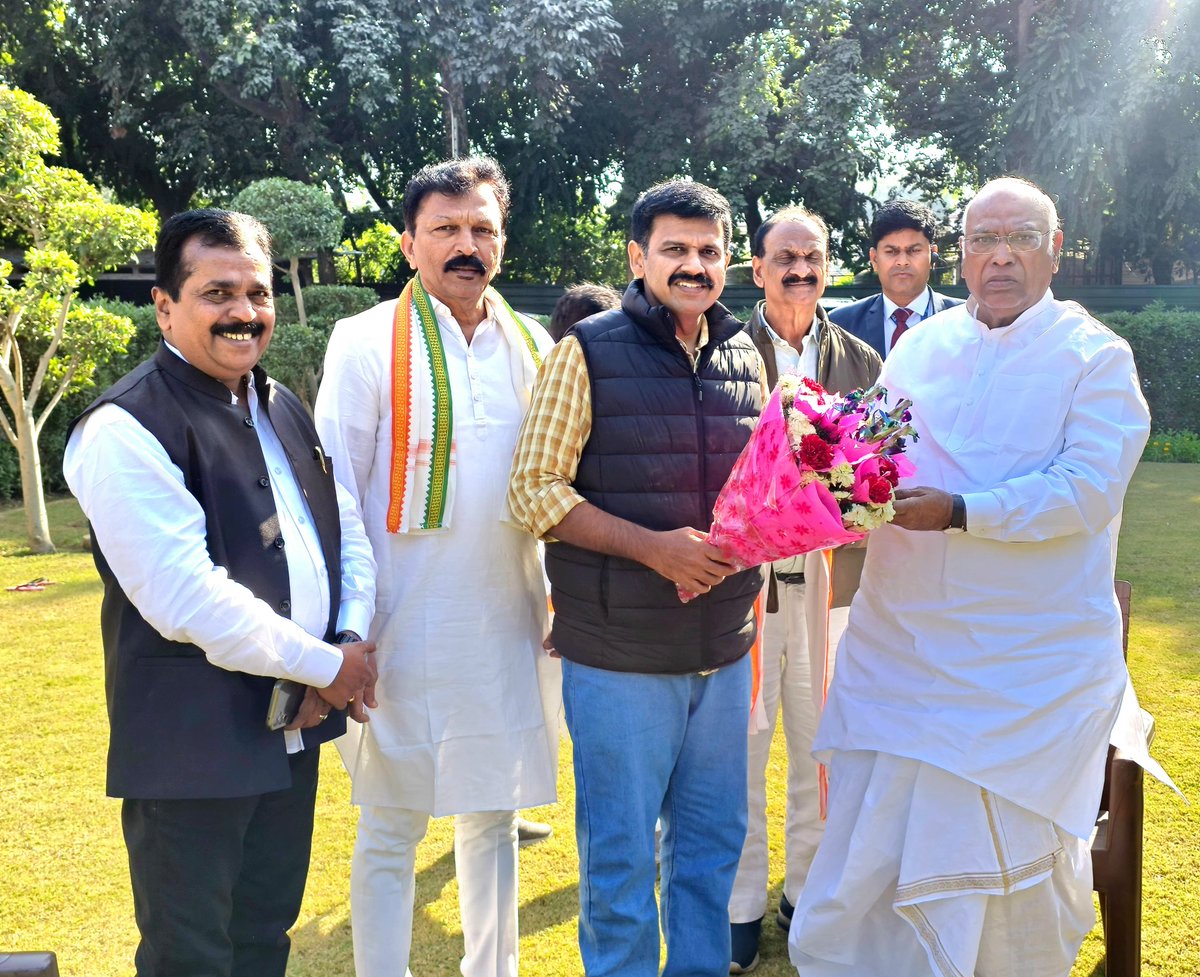 INCIndia's tweet image. Kerala PCC Secretary Shri Hari Govind, AICC Secretary Shri @pvmohanINC, AIPTF President Shri Basavaraj Gurikar, along with Shri @Sandeepvarier, who has recently joined the Congress Party, met with Congress President Shri @kharge.

📍 New Delhi