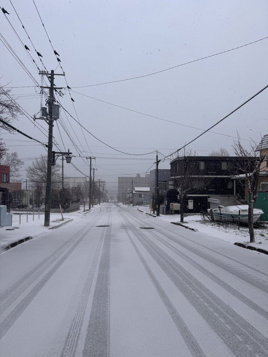 kamonoyajp's tweet photo. 洞爺湖温泉周辺はもう積雪しています。
新しい宿　かものや洞爺INNからの風景です。道の先に洞爺湖が見えるはずなんですけどね💦 https://t.co/8Bf9fv70qm
