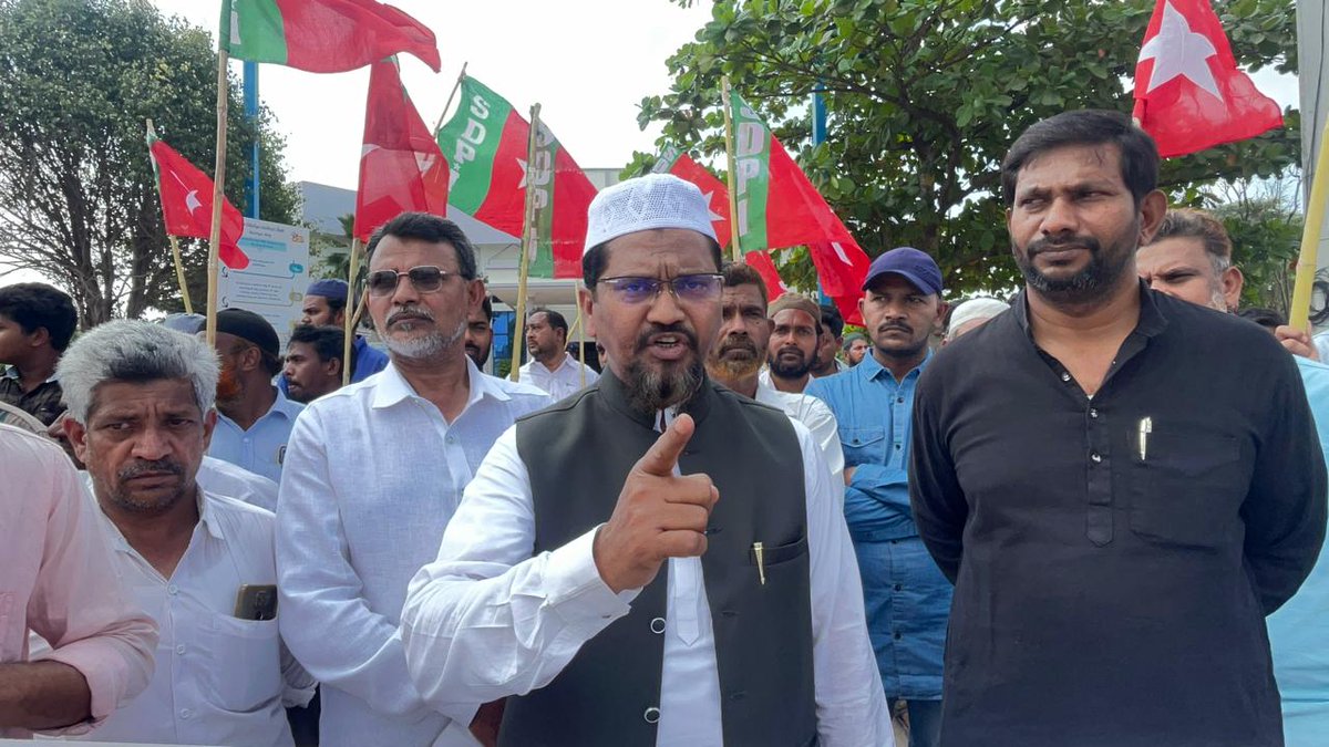 SDPIAPOFFICIAL's tweet image. 6-12-2024 ఈ రోజు డిసెంబర్ 6 ఫాసిస్ట్ వ్యతిరేక దినం ప్రార్ధన స్థలాల చట్టాన్ని అమలు చేయండి అనే నినాదంతో నంద్యాల SDPI పార్టీ ఆధ్వర్యంలో నిరసన నిర్వహించడం జరిగింది.

#December6