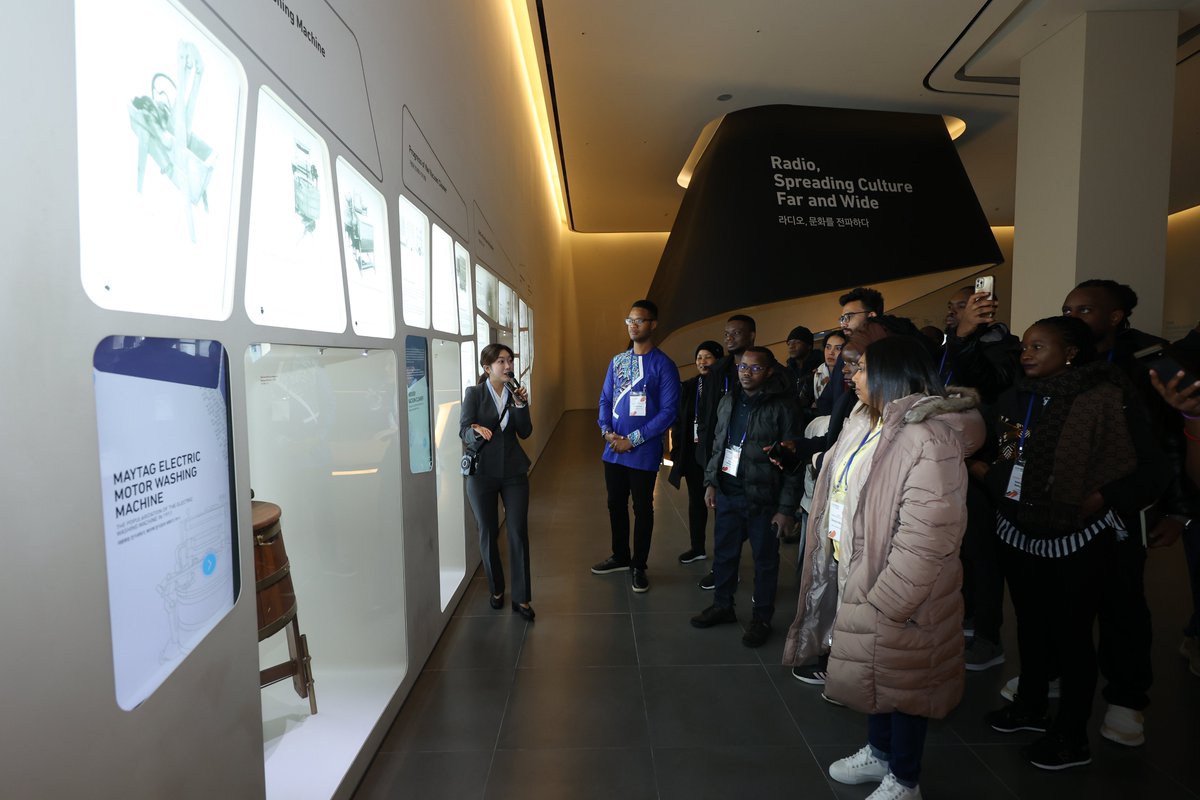AfDB_Innovation's tweet photo. 20 African youth leaders from tech ventures &amp; enterprise support orgs are in Seoul, learning from Rep of Korea’s top companies &amp; startups. 
They visited the Samsung Innovation Museum and Incubator, gaining insights on scaling businesses. #KOAFEC 🌍🚀 https://t.co/6vQ3bAKkeI