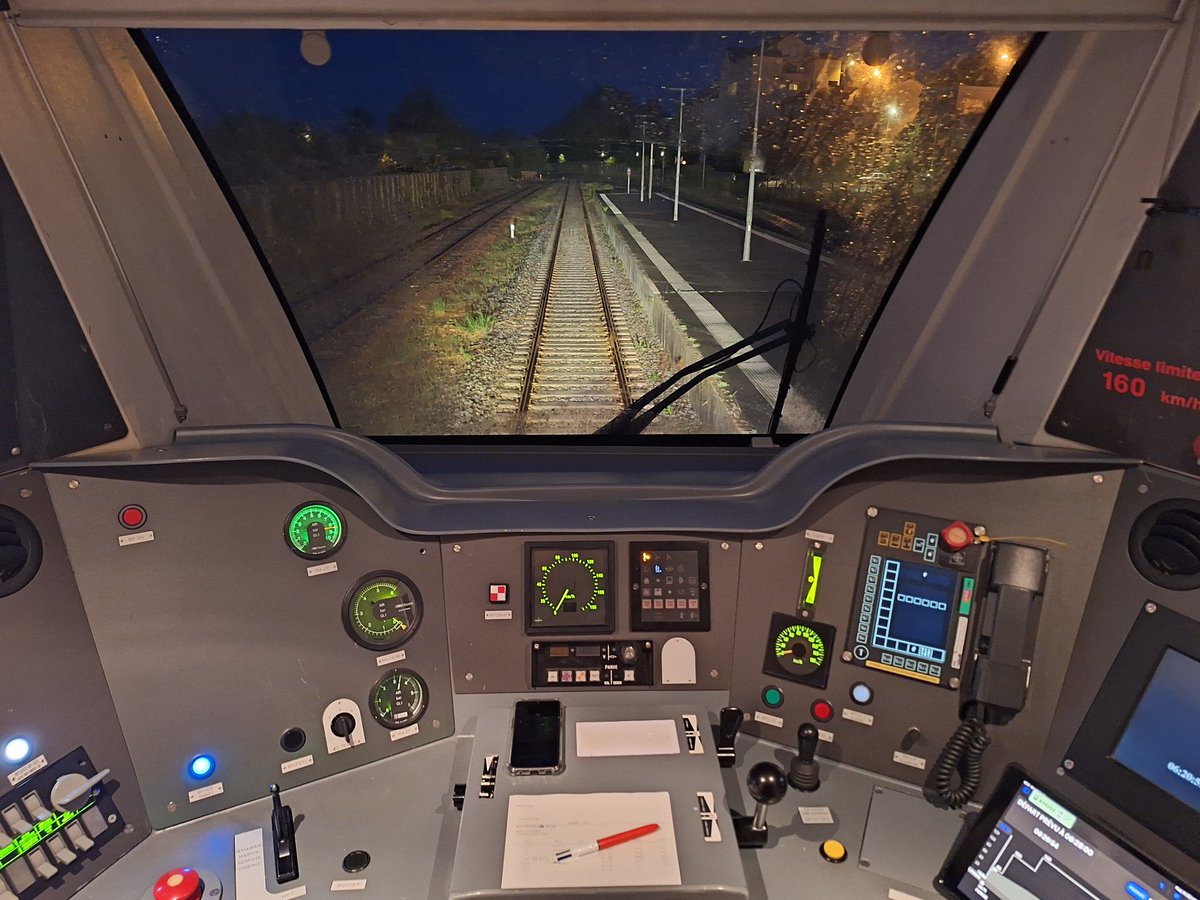 TERPays2LaLoire's tweet photo. 🚦#FlashInfoTERPDL 7h. Une panne d'aiguillage à #Chalonnes perturbe la circulation entre #Angers et #Cholet 🚉🔀

➡️ Le TER n°859301 #Angers➡️#Cholet circule avec 40 minutes de retard ⌚️
👉🏻 D'autres retards sont à prévoir sur la ligne - le regain de fluidité du trafic est estimée pour 10h. 

Je vous accompagne sur votre voyage, sollicitez moi sans hésiter 🙋🏻‍♀️📲