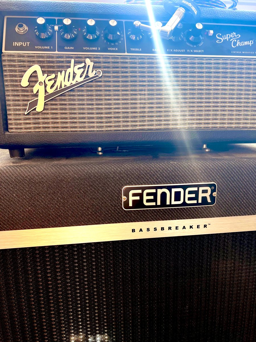 Almost Friday and Fender rules🤘⚡️

#guitarist