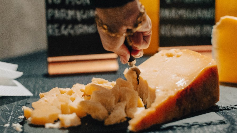ParmesanAus's tweet photo. #DidYouKnow #ParmigianoReggiano is lactose-free? It is a natural consequence of the typical process used to obtain Parmigiano Reggiano, and it is the result of the long ageing process. https://t.co/Ay176iY7ve