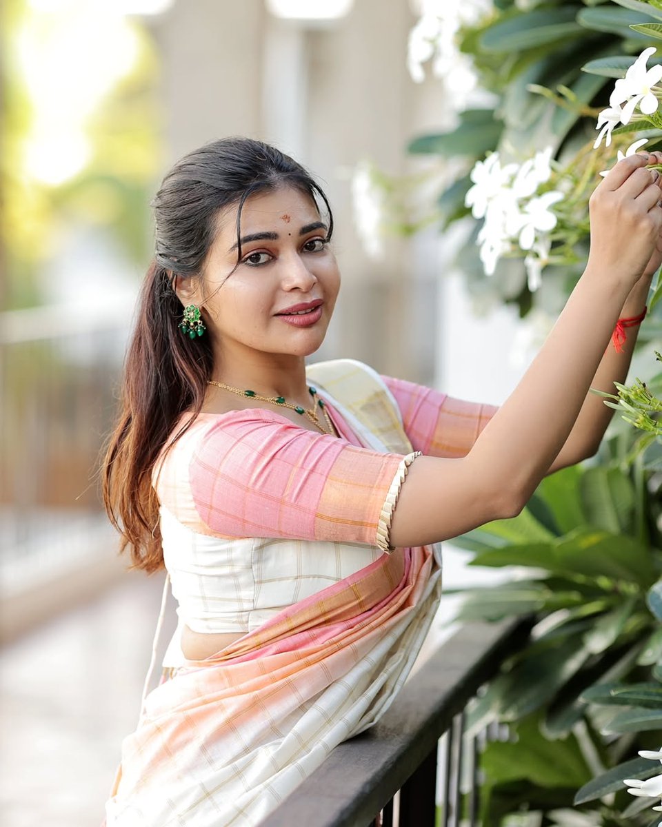 doublemeaning90's tweet photo. Dharsha Gupta 🤍🩷

#dharshagupta #BiggBossTamilSeason8 #BiggBossSeason8Tamil https://t.co/lQsfSvmPnF