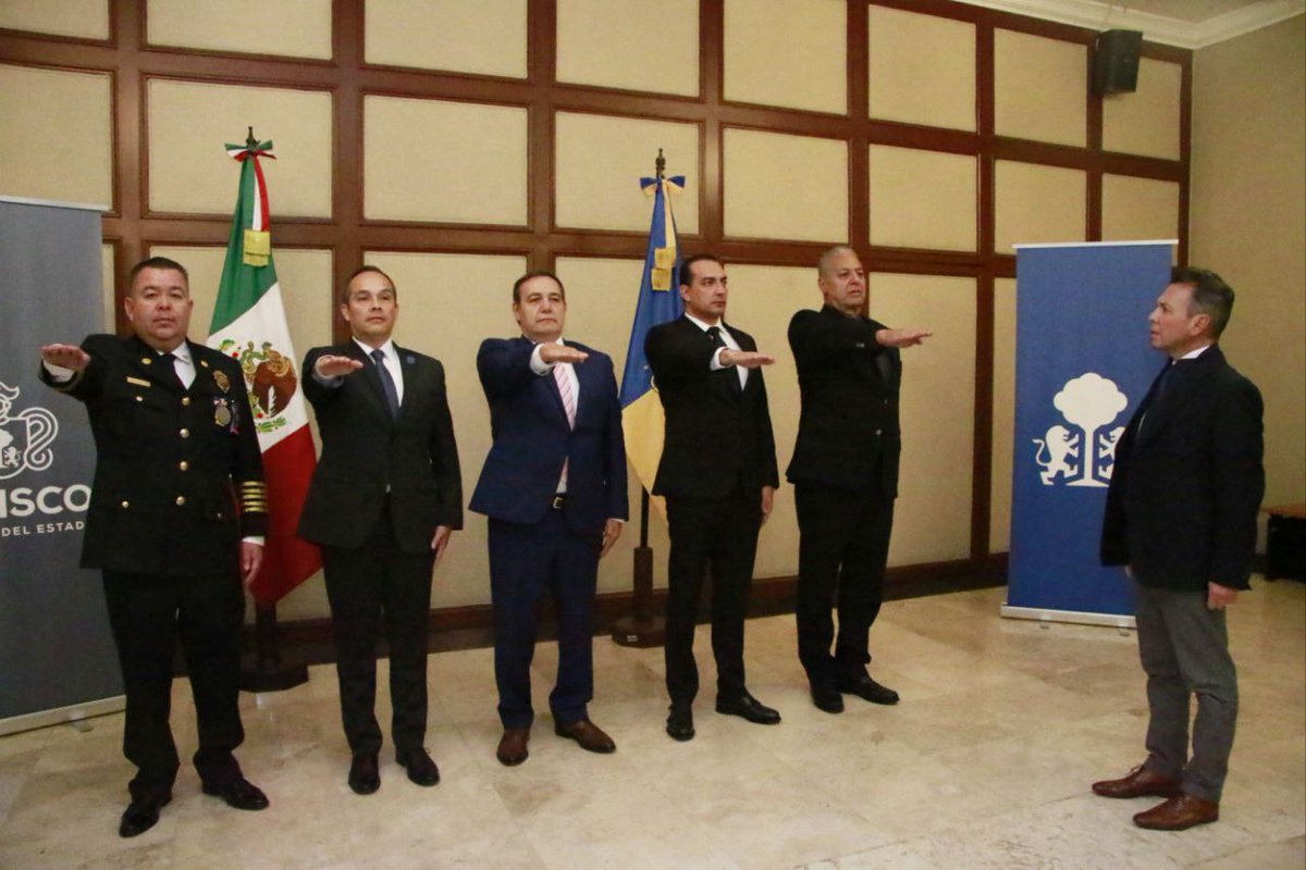 La seguridad de las y los jaliscienses, es un tema que se atiende con responsabilidad desde el primer minuto de mi administración como Gobernador de Jalisco.

Esta medianoche, tomé protesta a los mandos de nuestro gabinete de seguridad:

Roberto Alarcón, como titular de la
