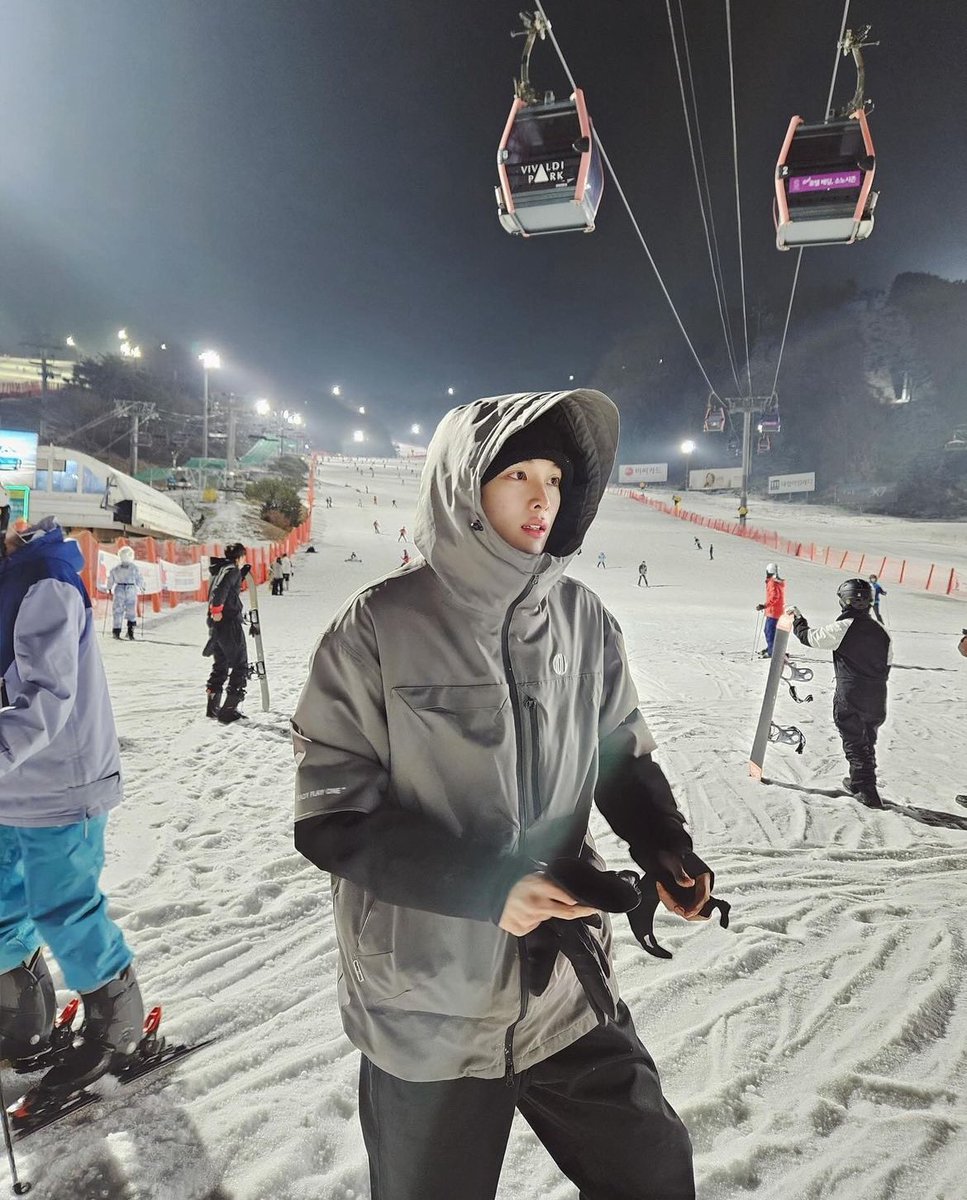 deaaboi's tweet photo. 스키장 얘기 나와서 꺼내왔음
성찬+스키=여자기절 https://t.co/bP0Fv8KRru