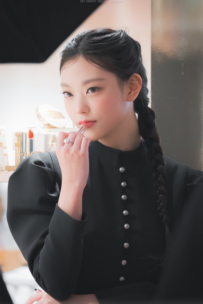 BH_Fortherecord's tweet photo. 241206 DIOR PARFUMS

あなたのことを思い出したんだ
あなたに会いたくなったんだ
久しぶりに会いに行くよ
今すぐに💚🐱

DIOR PRINCESS KANG HAERIN

#HAERINxDIOR
#NewJeans #뉴진스 #해린 #HAERIN
@NewJeans_ADOR @NewJeans_twt @Dior https://t.co/HSFteSFNVJ