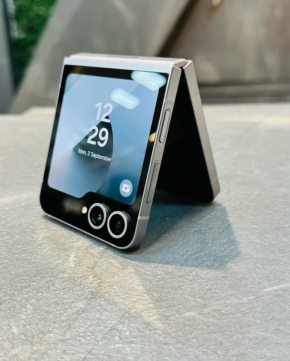 onepluggadgets's tweet photo. Pre Owned Samsung Z Galaxy Flip 6 256/12— 2,700,000UGX. 

Additionally Phone Case &amp; Charger

Tel : +256776073198
Free Delivery Nationwide 🇸🇸🇺🇬 https://t.co/9D7StpQOUl