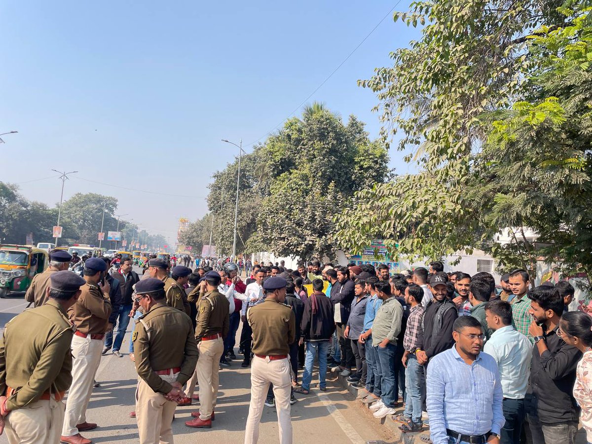 studyforcivils's tweet photo. There may be times when we are powerless to prevent injustice, but there must never be a time when we fail to protest.
Samvidhan sammat tarike se peaceful protest 
#BPSC #bpsc70th #BPSC_70th #Bihar #no_normalization_in_bpsc #70thBPSC #JAWAB_D0_BPSC #One_Shift_One_Paper #biharnews https://t.co/8Hvfjg7Csc