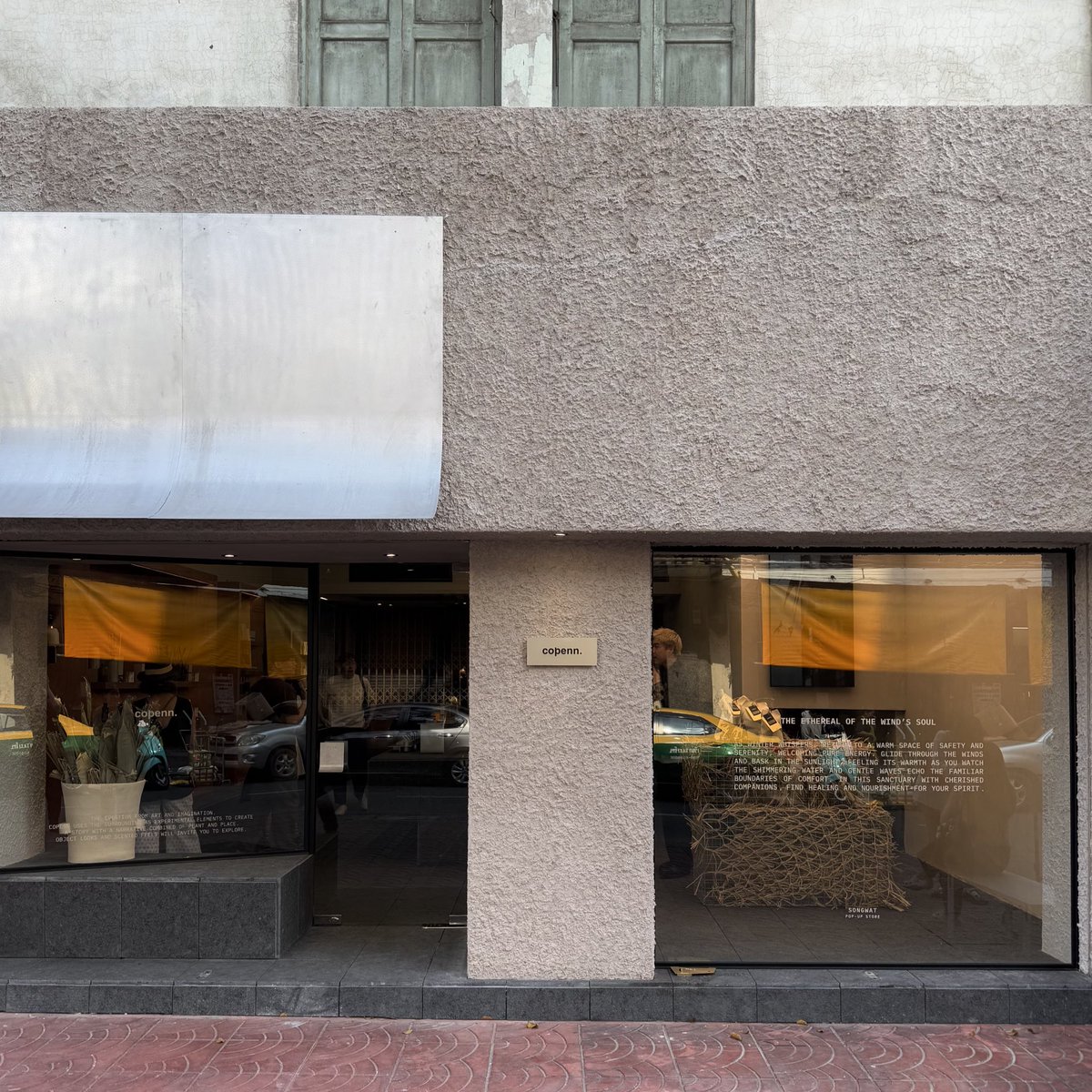 placestwogo's tweet photo. copenn songwat pop-up สาขาใหม่ของร้านเครื่องหอมสุดชิคจากเจริญกรุง ร้านสวยมากเหมือนเดิม รู้สึกร้านเบลนด์กับย่านได้ลงตัวมากๆ ดีไซน์เก๋ทุกอย่าง product ครบแบบแน่นๆ พึ่งได้ลองกลิ่น plant portrait ที่เป็นกลิ่นใหม่แล้วชอบมาก ขึ้นแท่นกลิ่นโปรดแทน dimorfig ไปเลย🖤 ทรงวาดครึกครื้นขึ้นอีกแล้ว! จัดรูท one day trip เดินเที่ยว เดินช้อป ดื่มกาแฟ ทานก๋วยเตี๋ยว ทานขนม ทำคอนเทนต์กันได้ยาวๆ เลย
ps. pop-up ระยะเวลา 1 ปี ไม่แน่ใจเวลาเปิดปิดเลยยย อยู่เยื้องๆ กับรร. เผยอิง
#PlacestwoGo