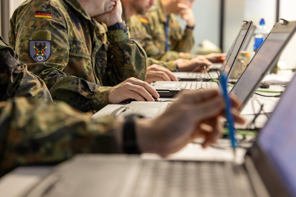 Deutsches_Heer's tweet photo. Digitalisierung der #Panzerbrigade45: Auch hier gilt „Übung macht den Meister“. Der Stab trainiert mit Unterstützung der #Panzerbrigade21 am Führungs- &amp; Informationssystem #Sitaware. Damit kann auf jedem beliebigen Bildschirm ein Lagebild vom Gefecht in Echtzeit erstellt werden. https://t.co/U36awhd27Y