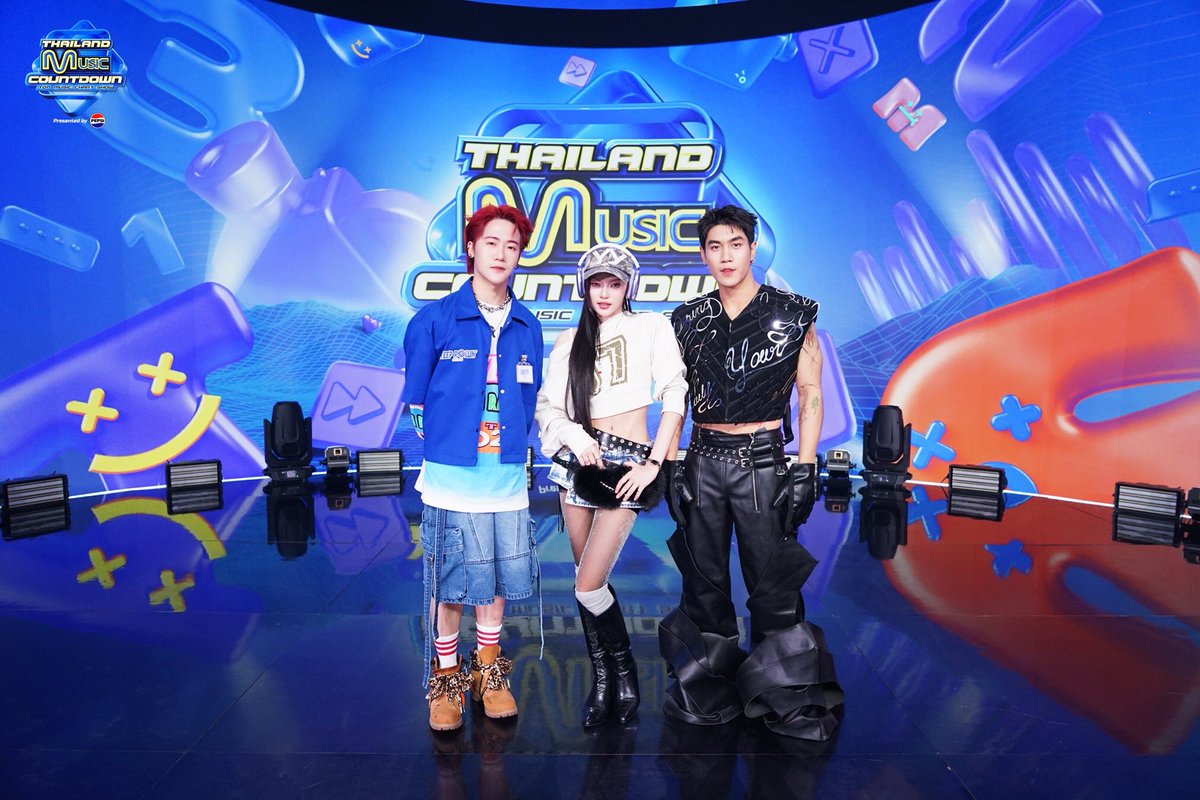 WEED_ENT's tweet photo. พลาดไม่ได้! เตรียมพบกับ ‘Gulf Kanawut’ ที�� TMC อาทิตย์นี้

#ThailandMusicCountdown
#TMCcountdown
#GulfKanawut #Mabelz_PiXXiE
#PAO_bamm #ARTY_bamm 
#Patrickananda
#FrenchW #PURPEECH

เตรียมตัวให้พร้อม! และกรี๊ดให้สุดเสียง เพราะอาทิตย์นี้ Thailand Music Countdown มีเซอร์ไพรส์สุดพิเศษที่จะทำให้แฟน ๆ หัวใจพองโต พบกับศิลปินหนุ่มสุดฮอต ‘Gulf Kanawut’ ที่มาพร้อมกับซิงเกิ้ลสุดน่ารัก เตรียมสร้างโมเมนต์สุดฟินให้แฟน ๆ ได้ฟินจิกหมอนไปตาม ๆ กัน

นอกจากศิลปินหนุ่มสุดฮอตแล้ว เตรียมพบกับทัพศิลปินประจำสัปดาห์ ที่ม��พร้อมกับโชว์สุดเอ็กซ์คลูซีฟ นำโดย ‘Mabelz PiXXiE’ ‘PAO bamm’ และ ‘ARTY bamm’ แท็กทีมกันมาโชว์เมดเลย์เพลงแบบจัดเต็ม, ‘Patrickananda’ ศิลปินมากความสามารถที่มีสไตล์ดนตรีเป็นเอกลักษณ์เฉพาะตัว, ‘FrenchW’ เจ้าของเพลงอกหักสุดกินใจ ปิดท้ายด้วย ‘PURPEECH’ วงดนตรีอินดี้-ป๊อป สุดโด่งดัง
 
สามารถติดตามชมรายการ Thailand Music Countdown Presented by PEPSI ออกอากาศทุกวันอาทิตย์ เวลา 17:30 - 18:20 น. ทางช่อง 3 และสามารถรับชมคลิปการแสดงทางออนไลน์ผ่า���ช่องทางโซเชียลมีเดียของรายการ โดยจะได้พบกับเอ็กซ์คลูซีฟคอนเทนต์ต่าง ๆ มากมายที่มีเฉพาะช่องทางออนไลน์เท่านั้น สามารถรับชมทางออนไลน์และติดตามข่าวสารความเคลื่อนไหวของรายการ Thailand Music Countdown Presented by PEPSI ได้ที่ : Youtube : Thailand Music Countdown, TikTok :  tmccountdown, Facebook : Thailand Music Countdown, Instagram : tmccountdown และ X : @TMCcountdown