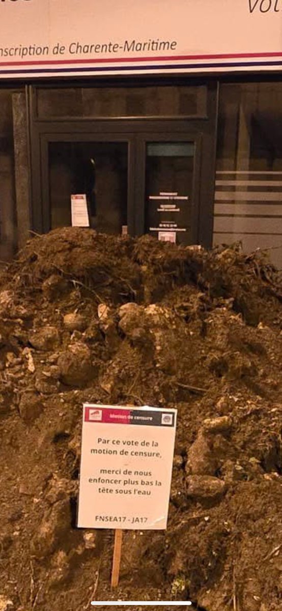NicolasFramont's tweet photo. A Saintes, la FNSEA 17 est venue dès hier soir déverser des gravats devant la permanence du député PS pour protester contre son vote de la motion de censure.
La FNSEA était en pleine négo avec le gouvernement pour favoriser encore plus l’agrobusiness.
Meilleurs alliés de Macron. https://t.co/E08whpgDf0