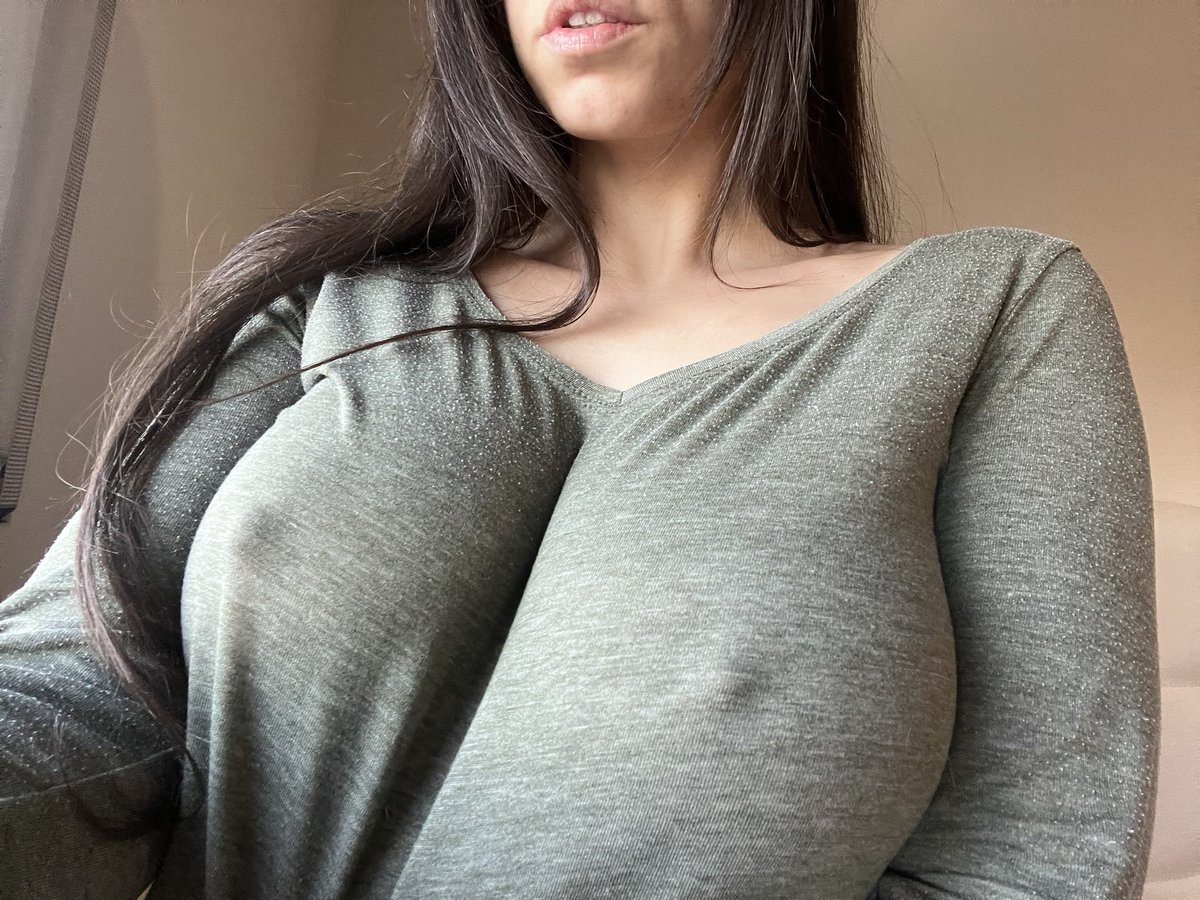 Hello mes coquins 
Coquine chaude disponible 
Passez en dm si tu es chauds aussi