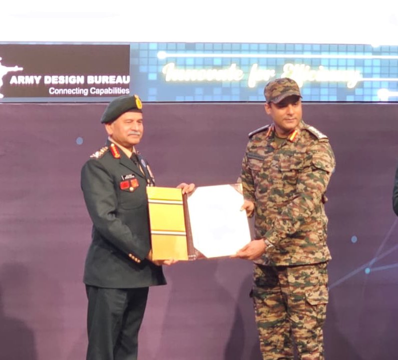 kartavyamnatma's tweet photo. Col Vikas Chaturvedi of @adgpi honoured by the Chief of Indian Army in Delhi for developing a Drone. 
Transforming the Future!

#Yearoftechabsorption
#westerncommand
#Drone

@manjeetnegilive https://t.co/dv4zQtaQjD