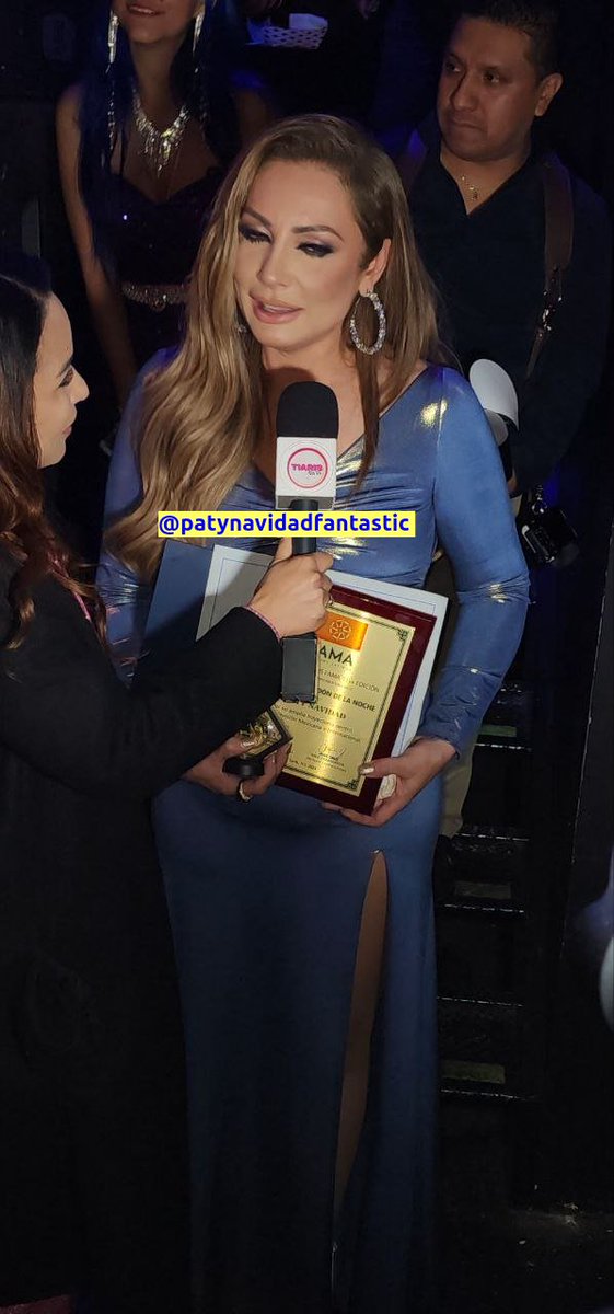 PatyFantastic's tweet photo. @YADIRA_NAVIDAD @JoeJoelaragaona Paty Navidad recibiendo el Máximo Galardón De La Noche, Triunfo Muy Merecido, Que Divinidad 👑🏆❤️✨
.
.
.
#TeamPatyNavidad #PatyNavidad #PatriciaNavidad #NuevaYork #Premio #Divinidad #Magistral #ReinaDeSinaloa #PremiosLatinos https://t.co/Zi2ORxm3bH