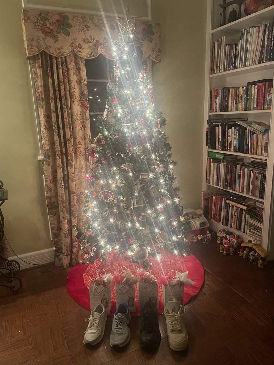 Happy St. Nicholas Day!

Hope y’all put your shoes 👟 out tonight. 

#StNicholasDay 

(As always, thank you, Aunt Barbie) 😉