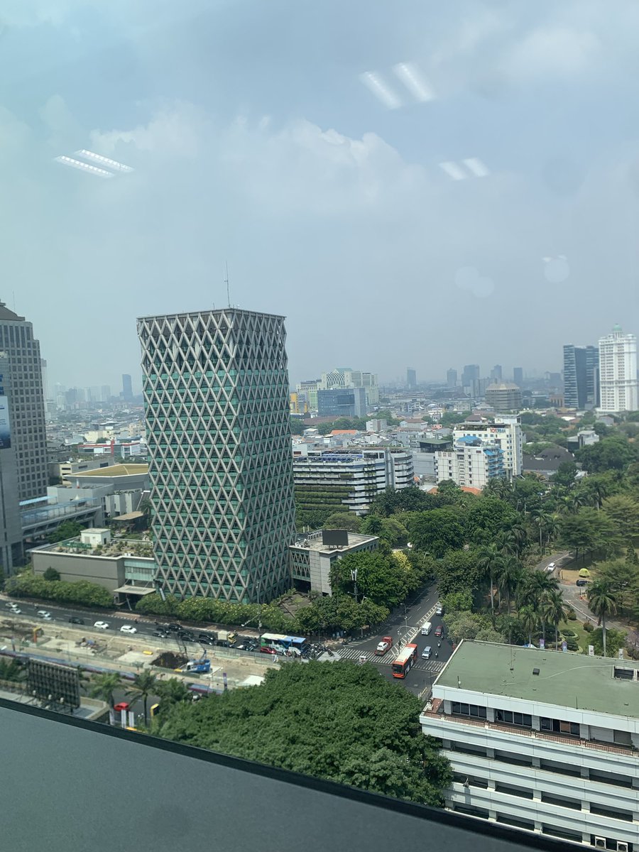 pipuzzle's tweet photo. @tanyakanrl Seru ngeliatin kehectican di bawah, kalo cuaca bagus liat sunset, minesnya suka kaget sm yg bersihin jendela dan kalo lagi ujan deres banyak petir, bisa liat orang bakar ban depan monas.
Tapi udh resign ke yg lebih deket rumah, udah ga di gedung tinggi lagi wkwkwk https://t.co/uAI7VfwzNQ