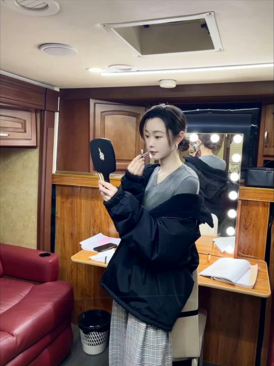SONGYI_TH's tweet photo. 20241206 | ผู้ช่วย update ✨️

ไม่เจอกันนาน วันนี้มาอัพเดทความลับที่เกี่ยว��ับการแต่งหน้า

#ซ่งอี้ #SongYi #宋轶 https://t.co/t9LaruWBUD